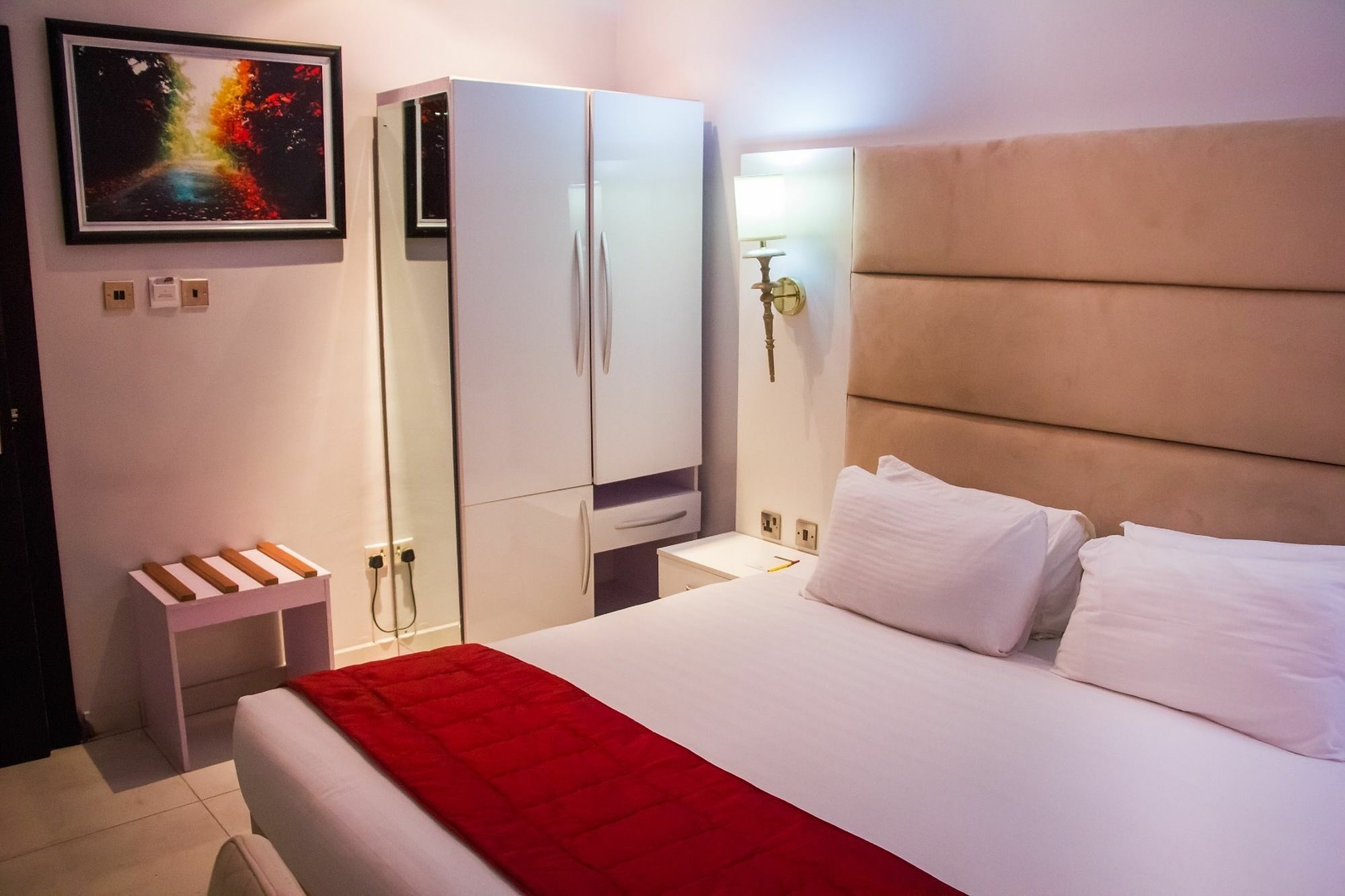 Glee Hotel Aliayabiagba Eksteriør bilde